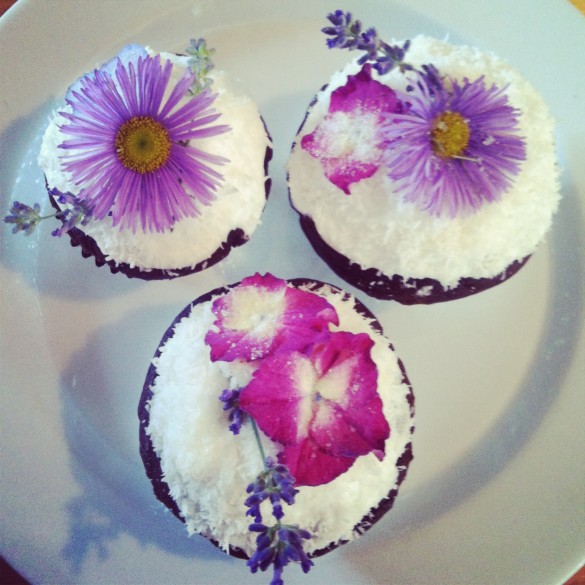 Party guests were invited to bring Cupcakes for dessert...decorated with a Garden Theme, bien sur! 